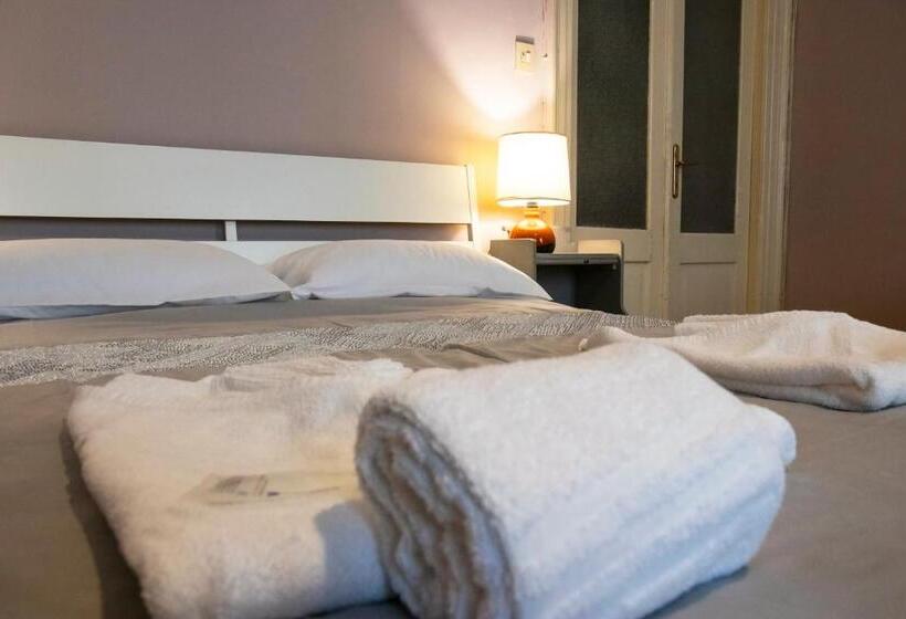 اتاق چهار تخته با دستشویی مشترک, Hostel Trieste