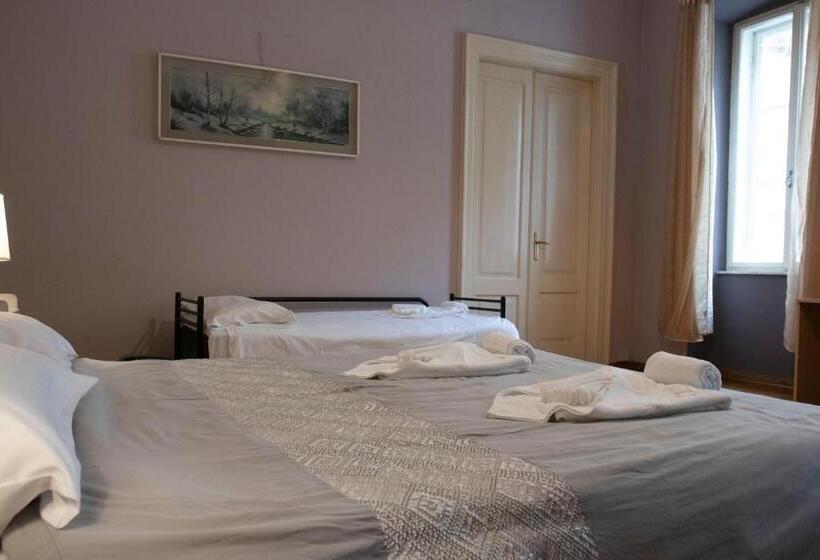 اتاق چهار تخته با دستشویی مشترک, Hostel Trieste