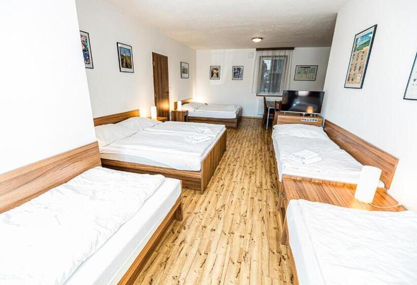 استودیوی استاندارد, Penzion černý Sklep