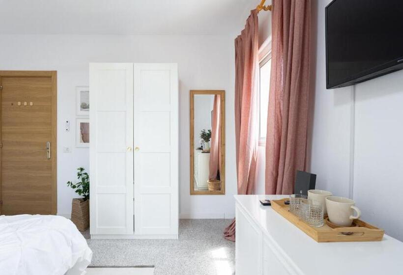 اتاق لوکس با بالکن, Eden Rentals 102 Surfy Stylish Bed&coffee Balcony