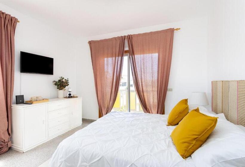 اتاق لوکس با بالکن, Eden Rentals 102 Surfy Stylish Bed&coffee Balcony