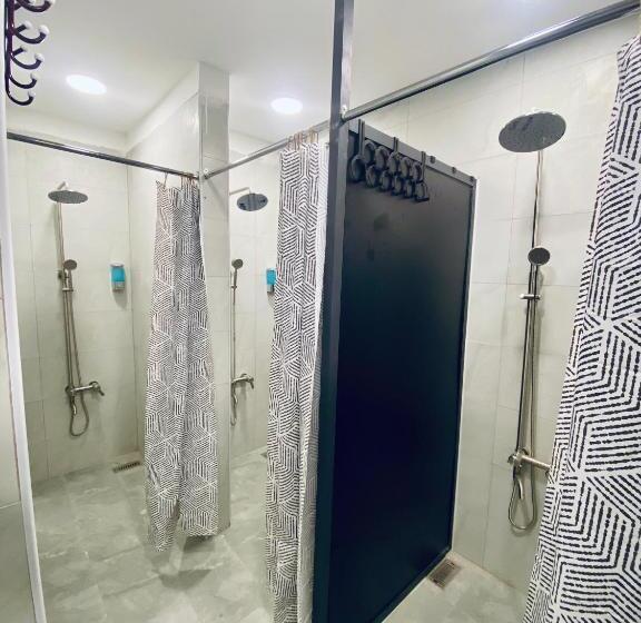 تختخواب در اتاق مشترک, Friends Oasis