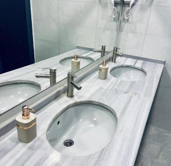 تختخواب در اتاق مشترک, Friends Oasis