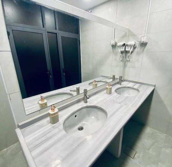 تختخواب در اتاق مشترک, Friends Oasis