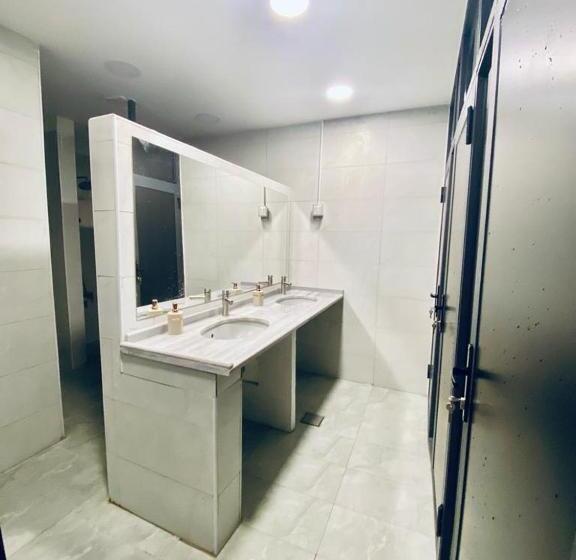 تختخواب در اتاق مشترک, Friends Oasis