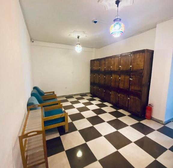 تختخواب در اتاق مشترک, Friends Oasis