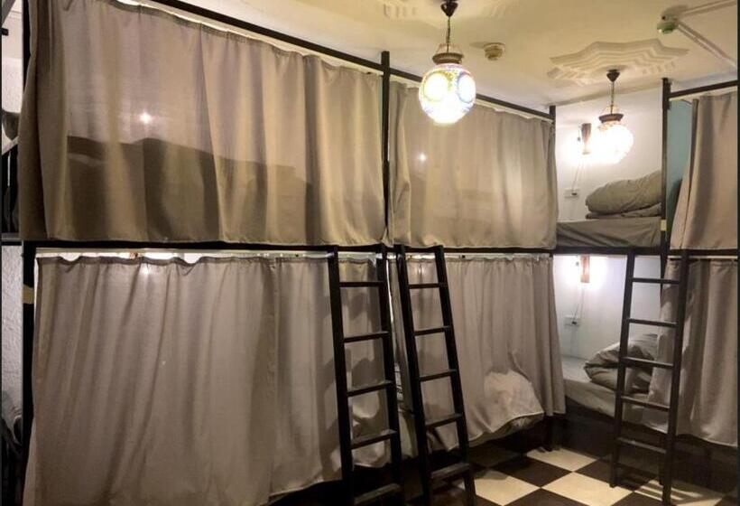 تختخواب در اتاق مشترک, Friends Oasis