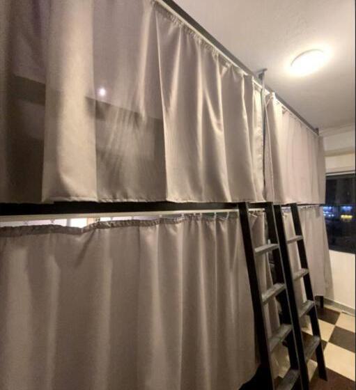 تختخواب در اتاق مشترک, Friends Oasis