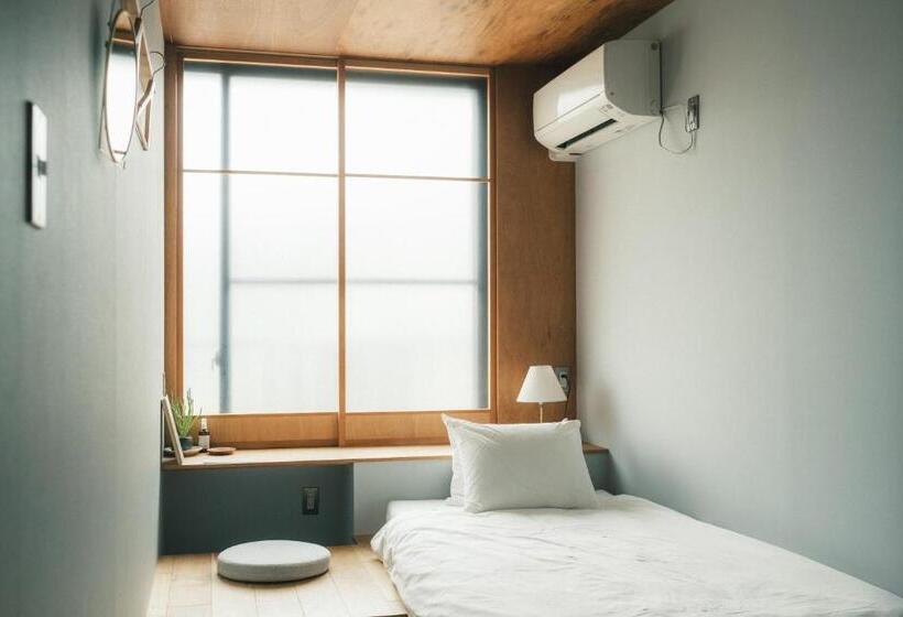 اتاق استاندارد یک نفره, Okazaki Micro Hotel Angle