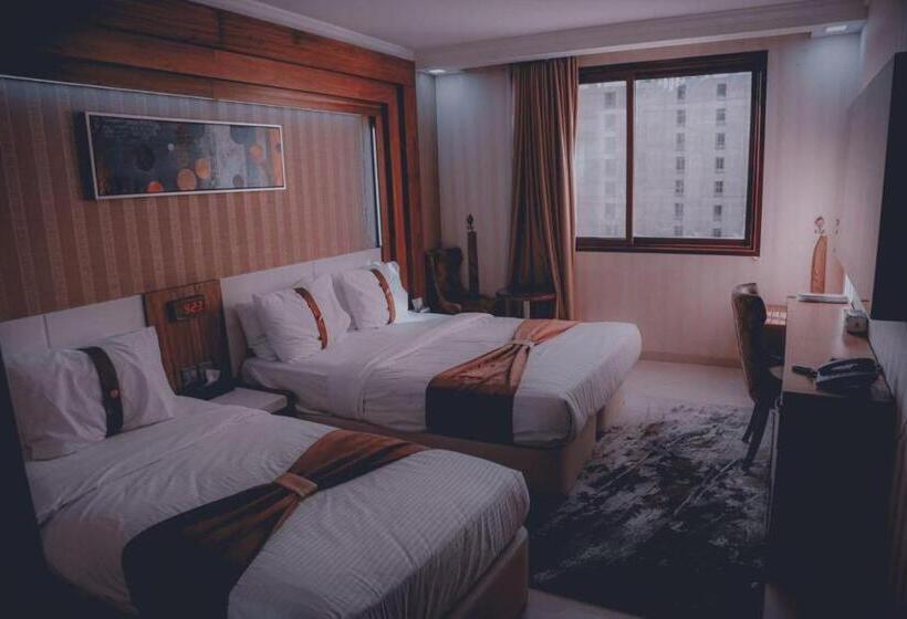 اتاق اکونومی یک تخته, Khawarnaq Palace