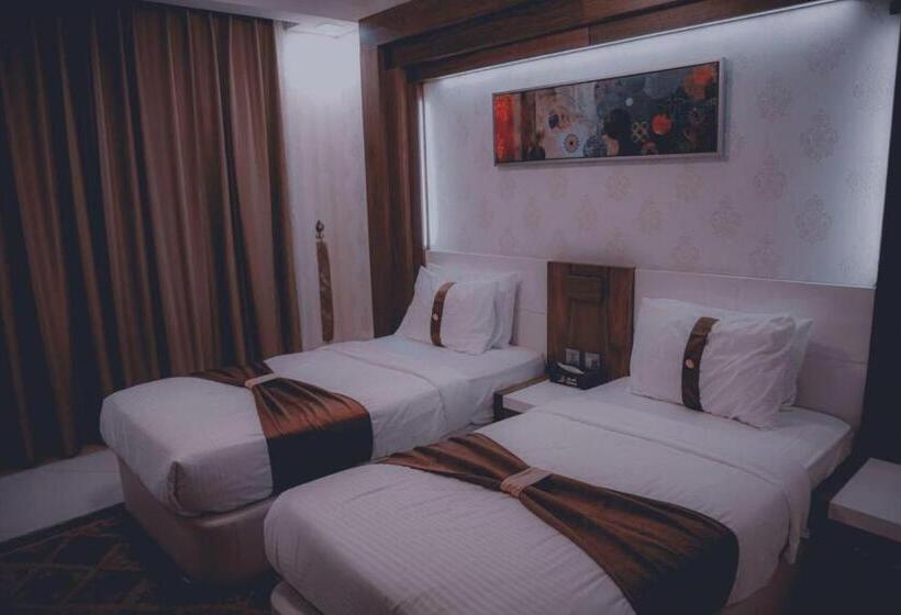 اتاق اکونومی یک تخته, Khawarnaq Palace