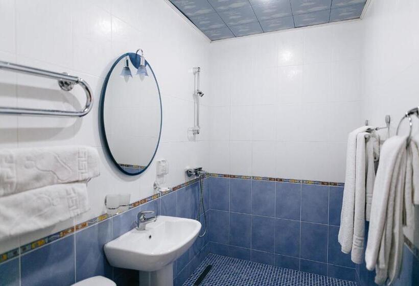 غرفة قياسية ثلاثية, Shaxerezada Boutique