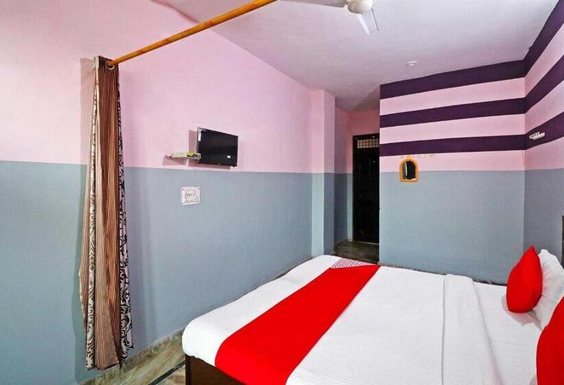 חדר קלאסי לשלושה, Pk Palace