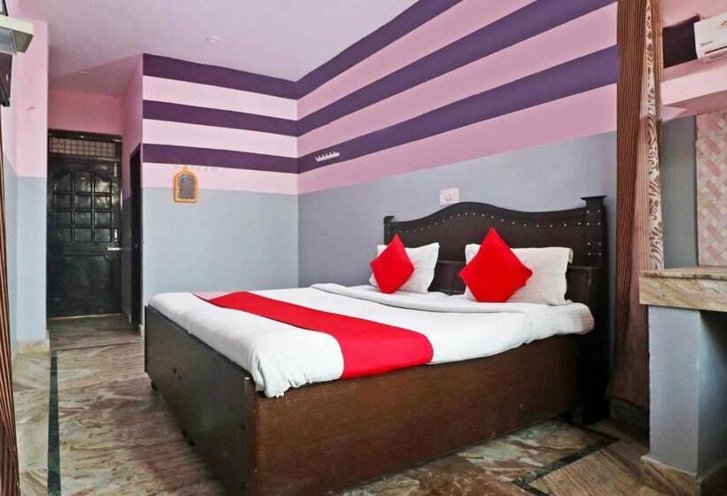 חדר קלאסי לשלושה, Pk Palace