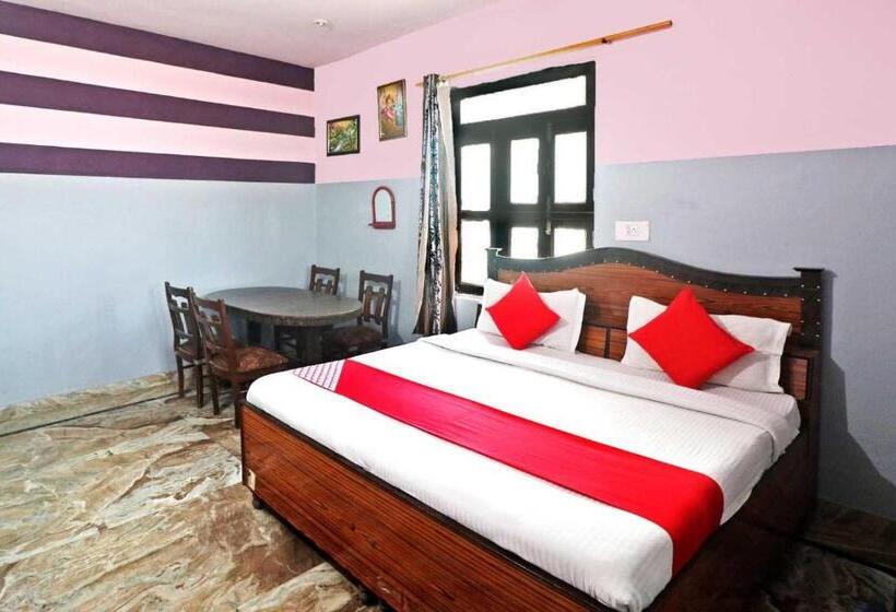 חדר קלאסי לשלושה, Pk Palace