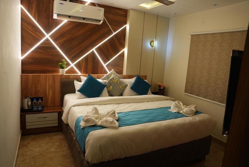 스위트 킹사이즈 침대, Townhouse 1168 Hotel Sm Paradise