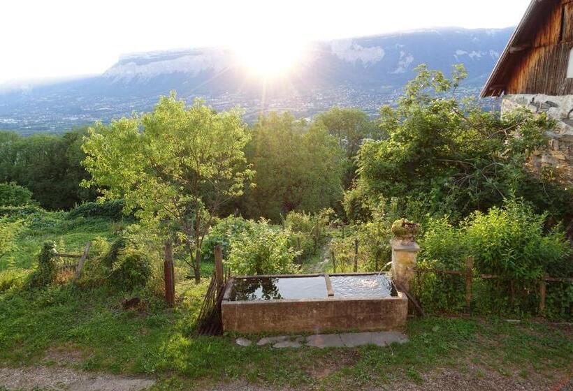 Номер Стандарт Вид на Горы, A La Belle Combe