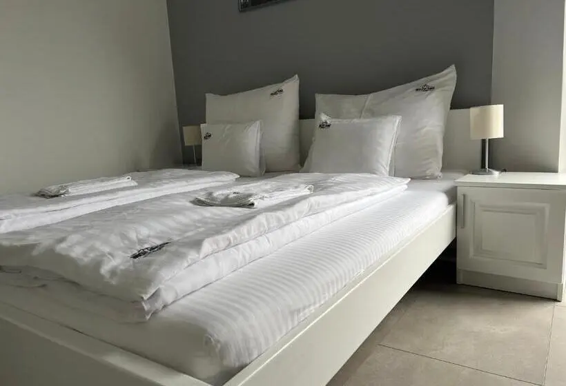 Standard Kolmen Hengen Huone, Misleny Home