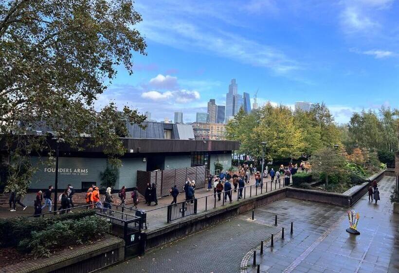 1 Bedroom Apartment Lake View, Great River Thames View Entire Apartment In The Most Central London