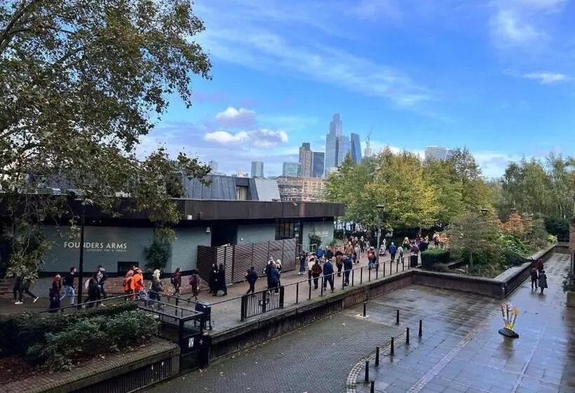1 Bedroom Apartment Lake View, Great River Thames View Entire Apartment In The Most Central London