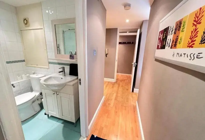 1 Bedroom Apartment Lake View, Great River Thames View Entire Apartment In The Most Central London