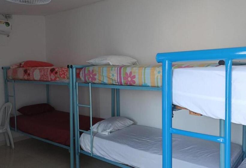 اتاق ساده سه‌ نفره, Hostal Kenndy