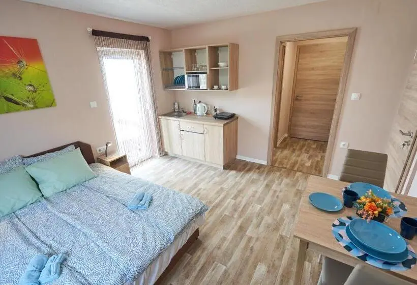 Huoneisto 1 Makuuhuone Puutarhanäkymä, Thermal Apartman   Fsz