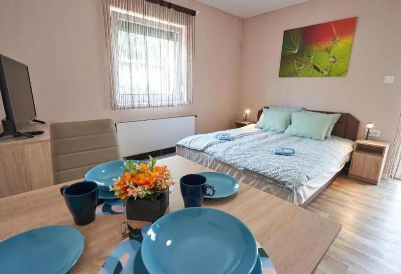 Huoneisto 1 Makuuhuone Puutarhanäkymä, Thermal Apartman   Fsz