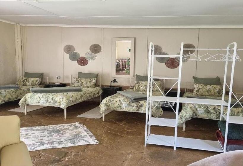 סטודיו דלוקס, Peacevale Backpackers