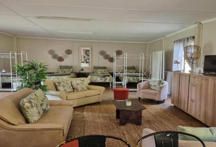 סטודיו דלוקס, Peacevale Backpackers