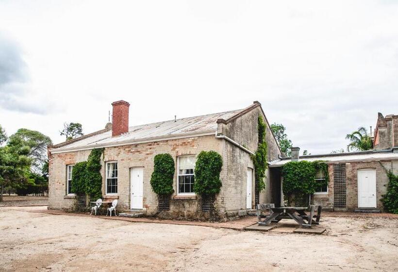 패밀리 룸, Ravenswood Homestead
