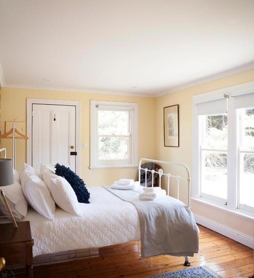 חדר משפחתי, Ravenswood Homestead