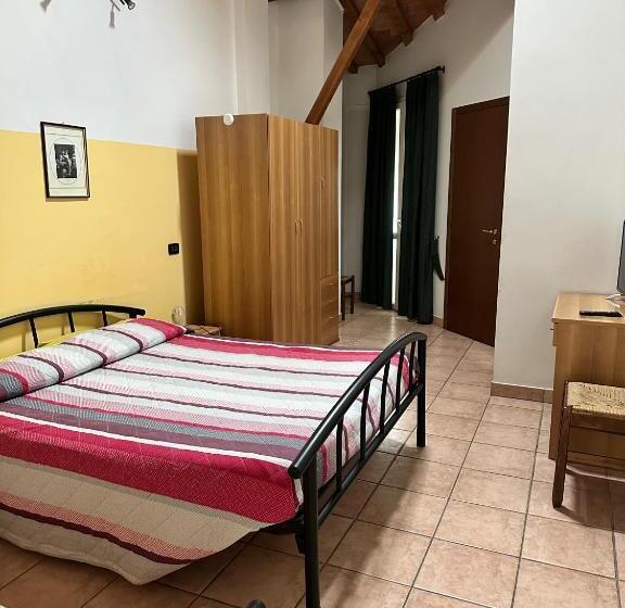 חדר סטנדרט לשלושה, Agriturismo La Rasdora