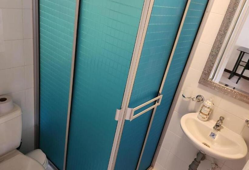 חדר סטנדרטי לארבעה עם חדר אמבטיה משותף, Casa Hostal Sweet Home