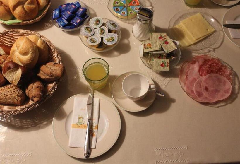 اتاق استاندارد سه تخته با سرویس بهداشتی مشترک, Sonnberg