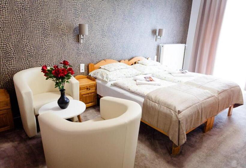 اتاق استاندارد سه نفره, Zenit Panzió