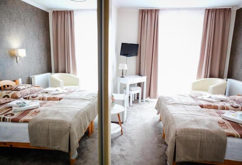 اتاق استاندارد سه نفره, Zenit Panzió