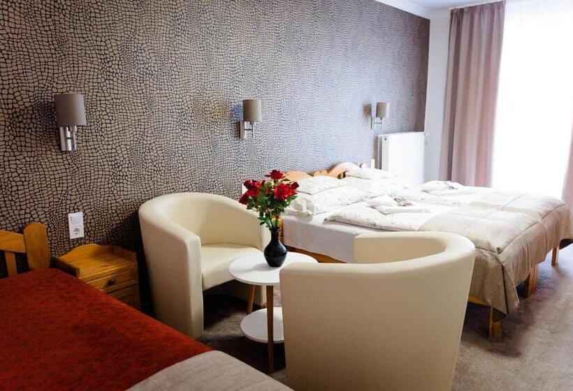 اتاق استاندارد سه نفره, Zenit Panzió