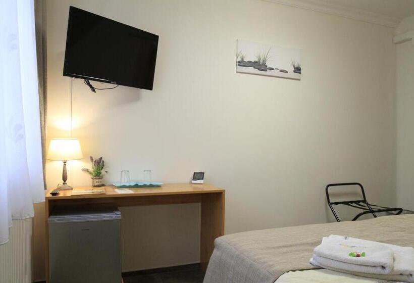 اتاق استاندارد چهار تخته, Zenit Panzió