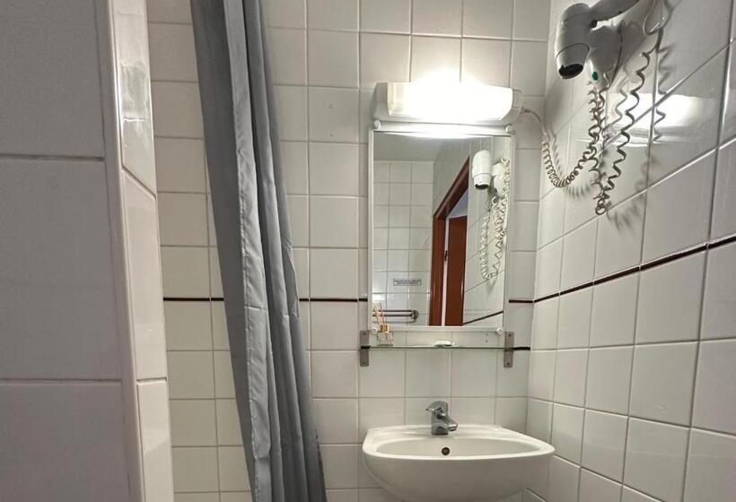 Номер Стандарт Трехместный, Hôtel Victor Hugo