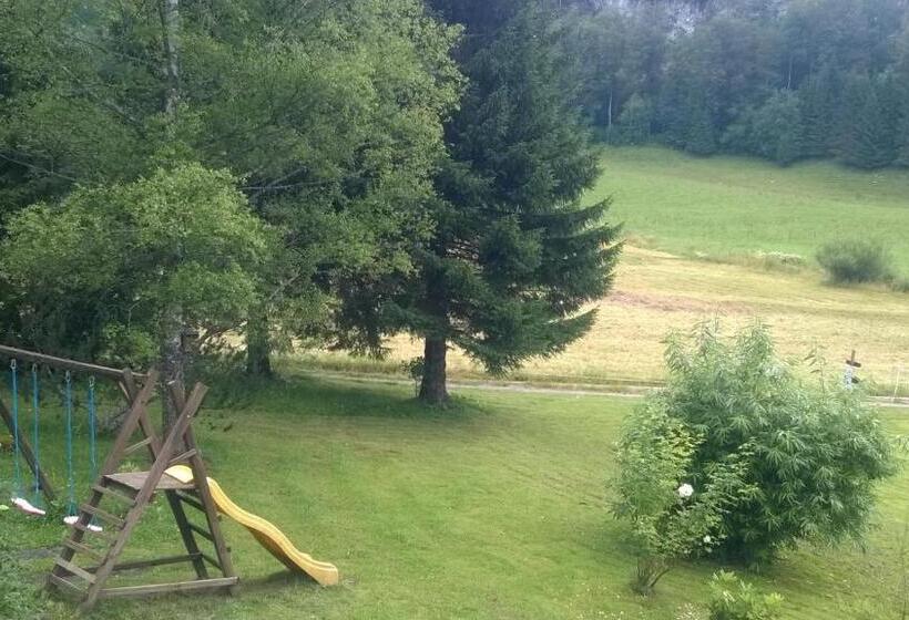 חדר משפחתי, Le Castel Blanc