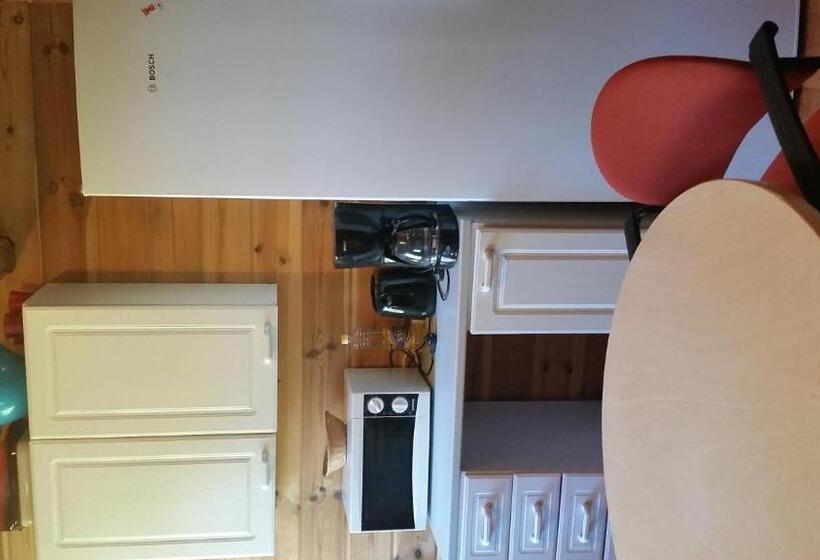 Дом 1 Спальня, Tuhannen Tarinan Talo