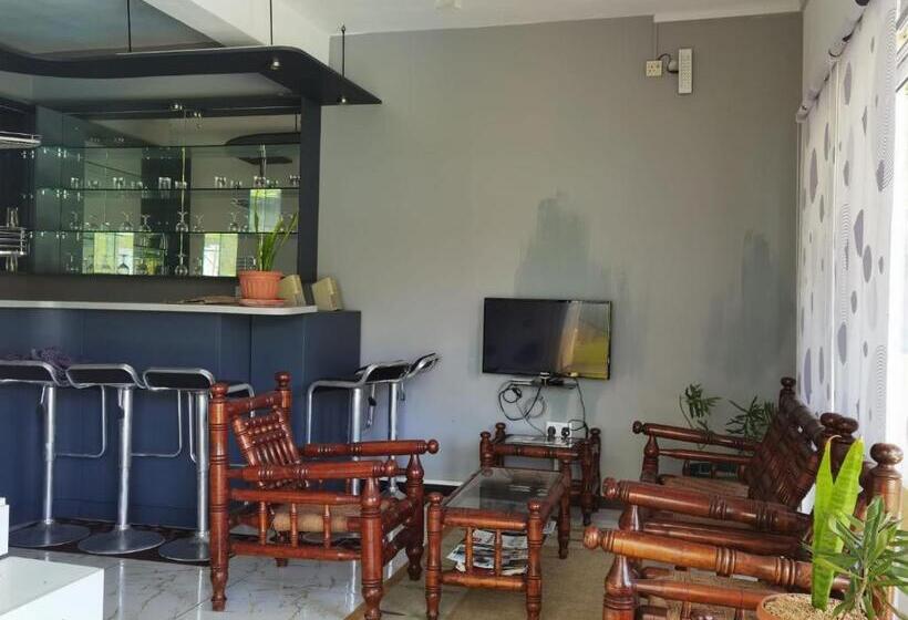 בית, 4 חדרי שינה, Ushpav Villa