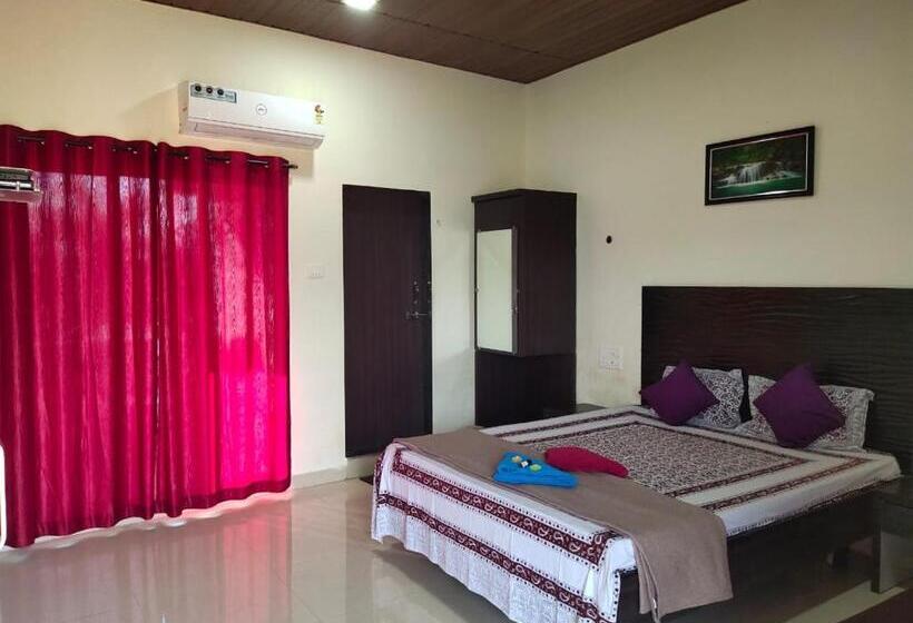 חדר דלוקס עם מרפסת, Whistling Waves Beach Resort