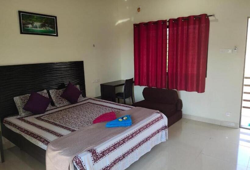 חדר דלוקס עם מרפסת, Whistling Waves Beach Resort