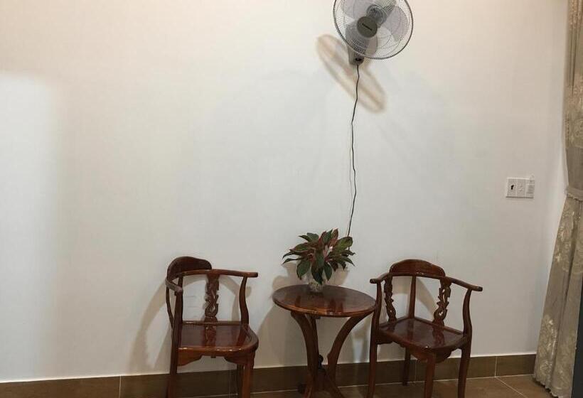 اتاق خانوادگی با چشم‌انداز کوه, Con Son Green Island