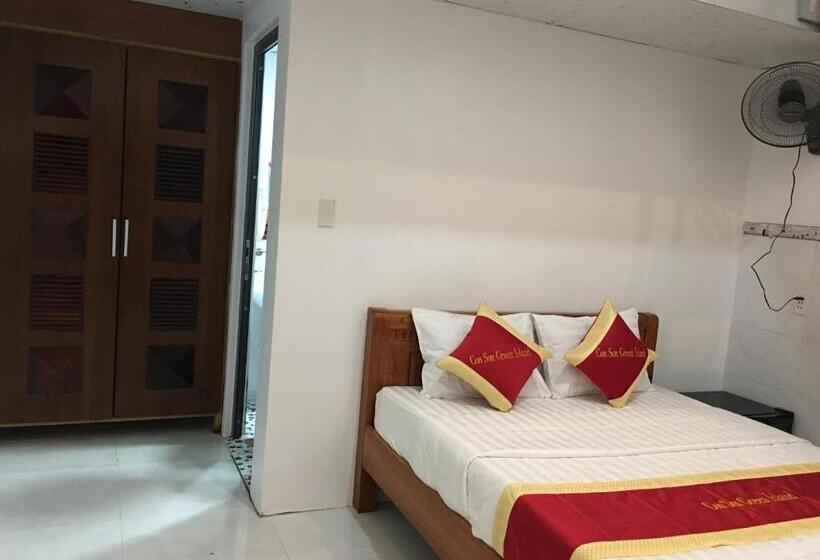 اتاق خانوادگی با چشم‌انداز کوه, Con Son Green Island