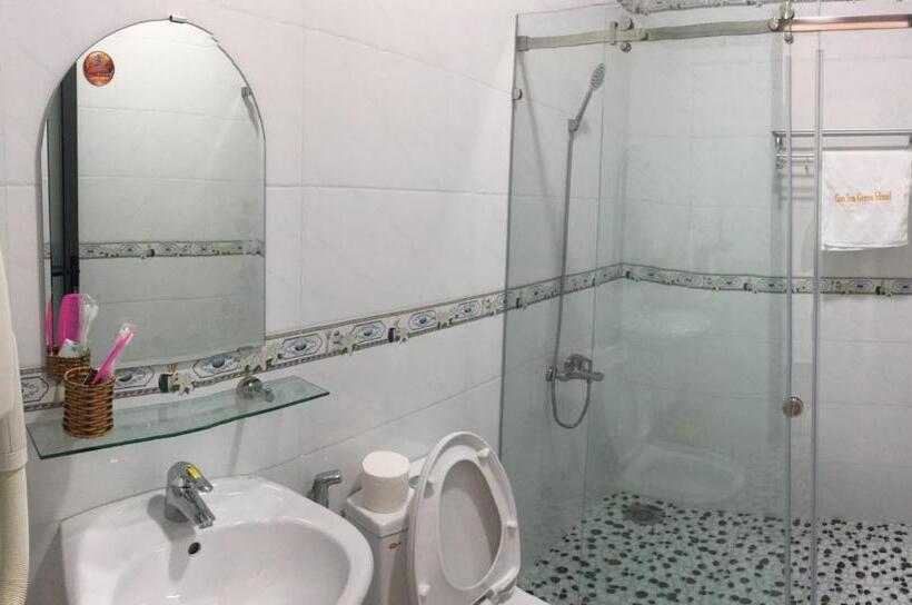 اتاق خانوادگی با چشم‌انداز کوه, Con Son Green Island