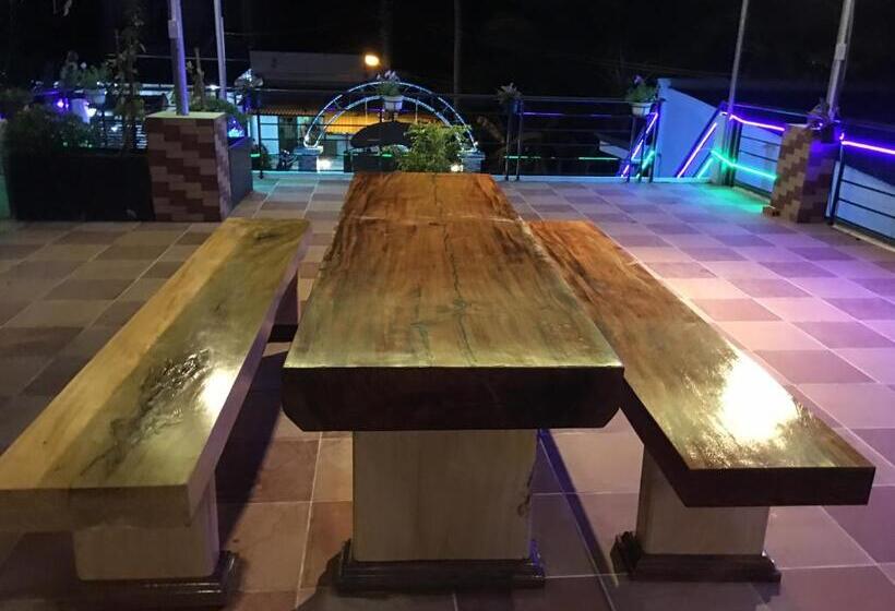 اتاق خانوادگی با چشم‌انداز کوه, Con Son Green Island