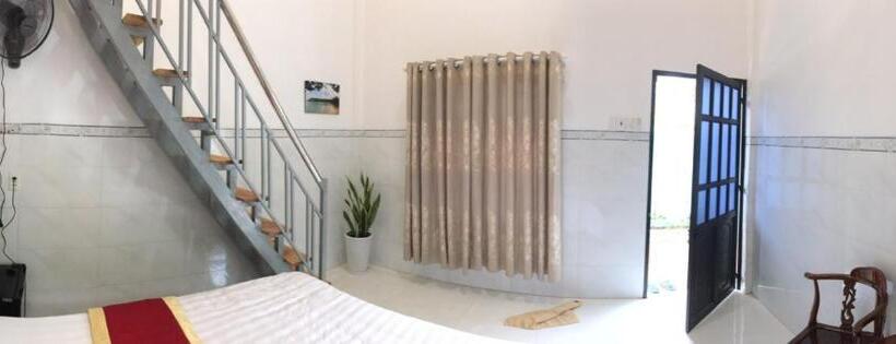 اتاق خانوادگی با چشم‌انداز کوه, Con Son Green Island